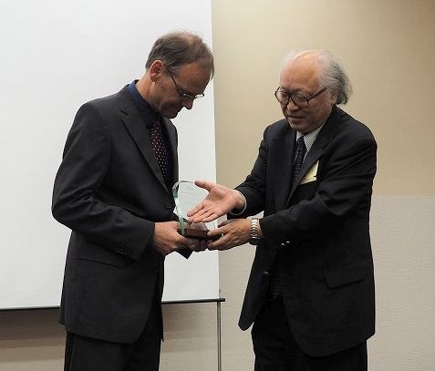 Uwe Schroeder is presented with International FMA award.